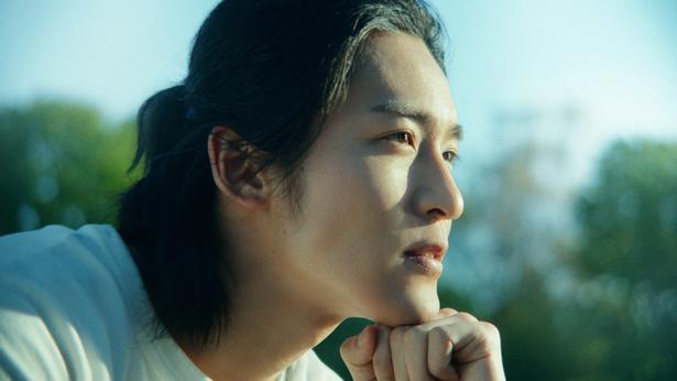 目黒蓮出演「キリン 午後の紅茶」の新CM「遠くの町の夏の午後」篇がオンエア