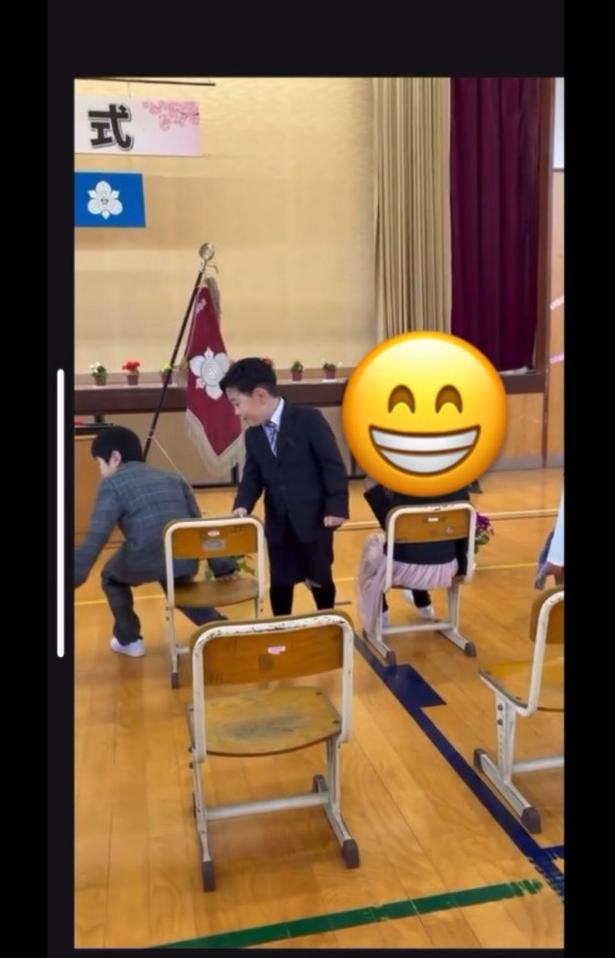 席を譲ってくれる着席中の子▶ようやく自分の席に着き…（⇒次へ）