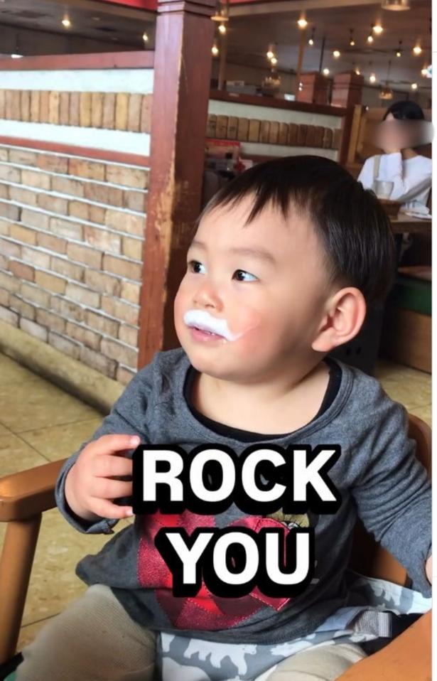 じっと見つめている▶楽しくなり…（⇒次へ）