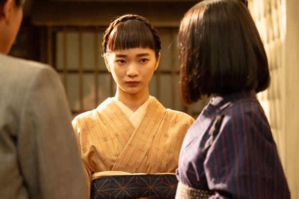 りん(見上愛)、「直美さんも家族みんなで引っ越しますんで」と直美(上坂樹里)を見つめる