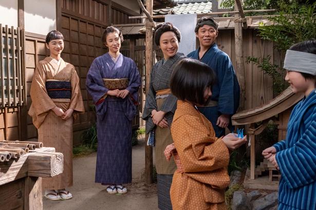 りん(見上愛)たちは環(英茉)の友達との別れを温かく見守る