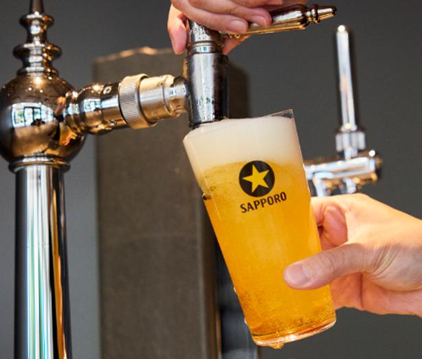 「サッポロ生ビール黒ラベル THE BAR OSAKA」では注ぎ方の異なる3種の黒ラベルを味わえる。写真は「ファースト」650円 提供画像