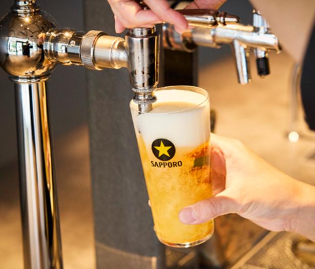 「サッポロ生ビール黒ラベル THE BAR OSAKA」では注ぎ方の異なる3種の黒ラベルを味わえる。写真は大阪店限定で提供される「セカンド」650円 提供画像