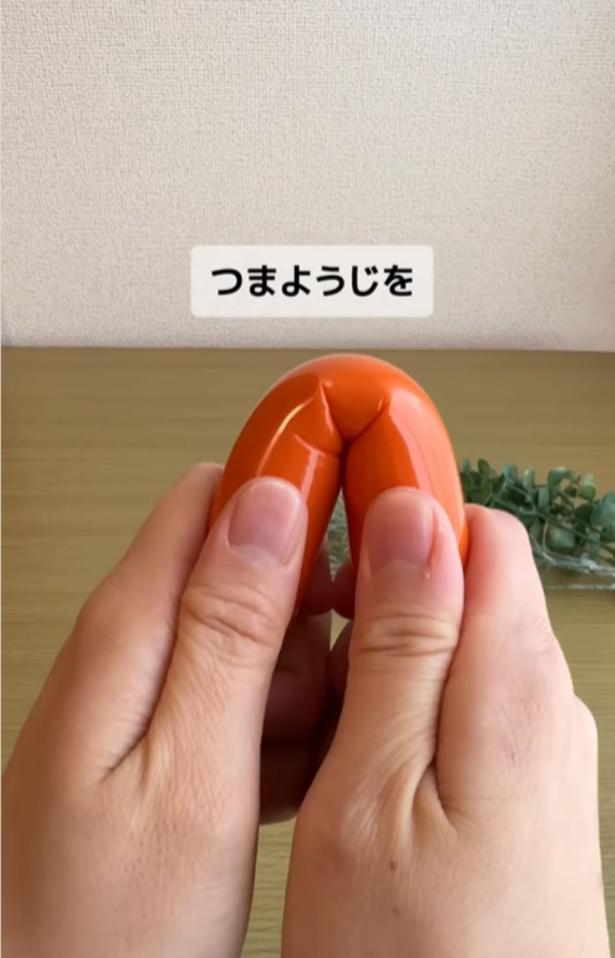 魚肉ソーセージを半分に折って爪楊枝を刺すと開封できる(⇒次へ)