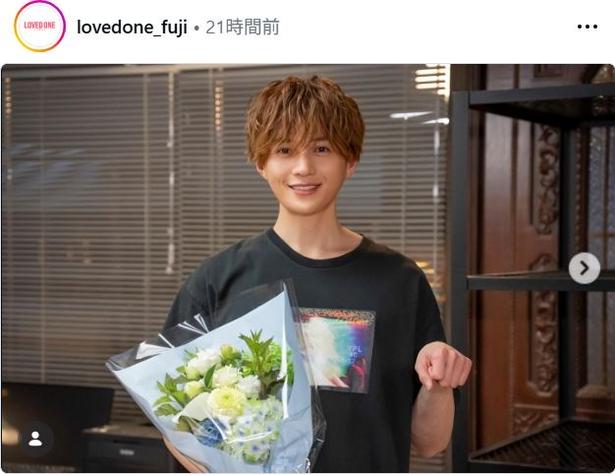 【写真】八木勇征、花束を片手に“ラブドワンポーズ”