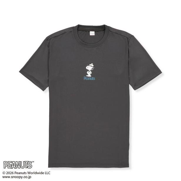 Tシャツの胸元には“Peanuts”ロゴとスヌーピー