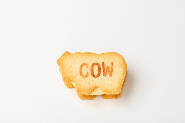 「たべっ子どうぶつ」のCOWを再現したバニラアイスサンド