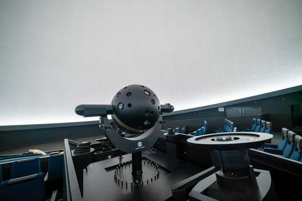 コニカミノルタプラネタリウム天空 in 東京スカイツリータウンでは、投映機とプロジェクターを組み合わせた映像を演出