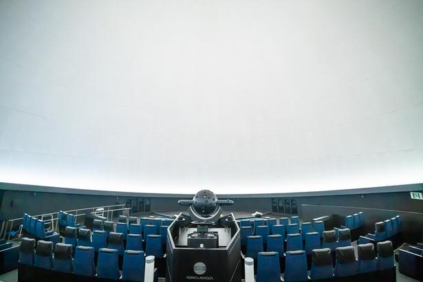 コニカミノルタプラネタリウム天空 in 東京スカイツリータウンには、43台のスピーカーと4台のウーハーで、臨場感あふれるサウンドを提供する独自の立体音響システム「SOUND DOME」を導入