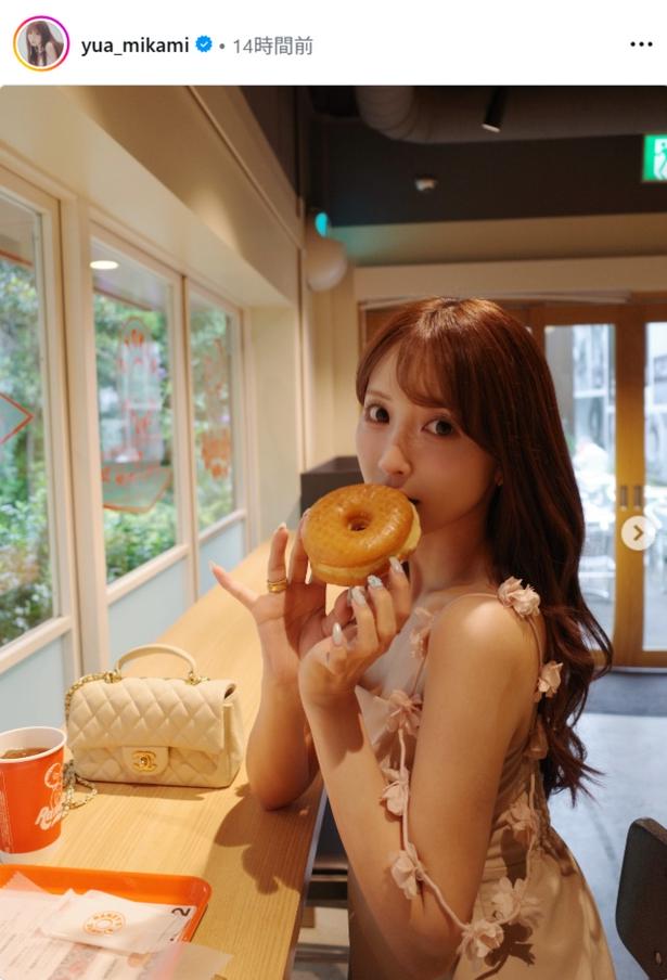 【写真】三上悠亜、ドーナツを手にした“あざとショット”