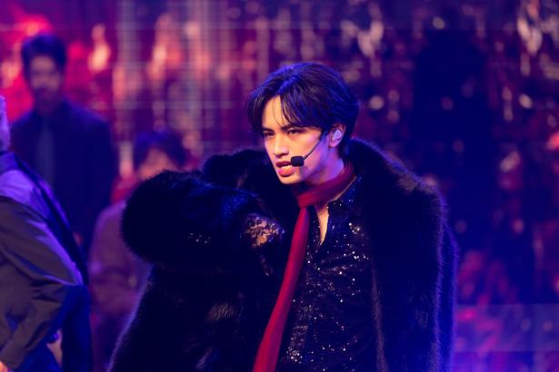 自身が出演するラブコメ「執事ラブ」の主題歌「愛してTonight」を披露する麗司