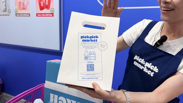 自分にぴったりのブランドを教えてくれるバーコードが印刷されたバッグには、全ブランドのシャンプーのサンプルが入っている