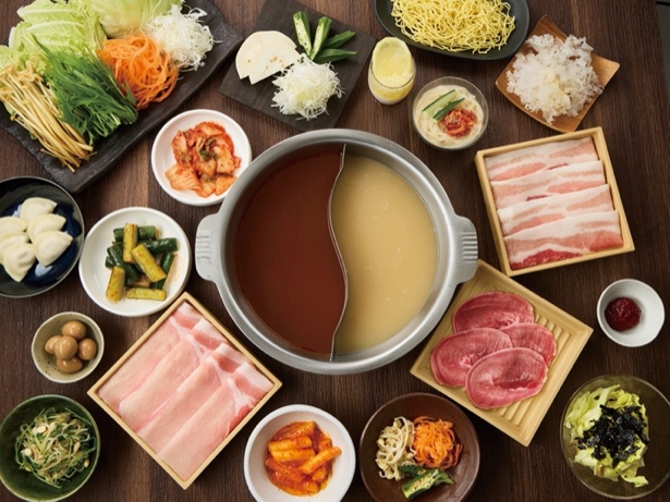 2種の韓国鍋「海鮮チゲ鍋」「コムタン鍋」と、韓国の食文化“パンチャン”を楽しめる