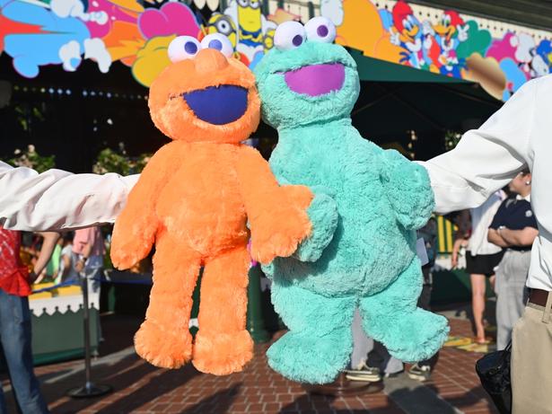 カーニバルゲームで手に入るネオンカラーのエルモとクッキー