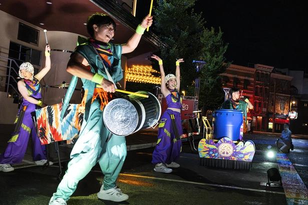 夜実施の「サマービート・スプラッシュ」は音と水を楽しむ、ゲストも手拍子で参加するショー 画像提供:ユニバーサル・スタジオ・ジャパン