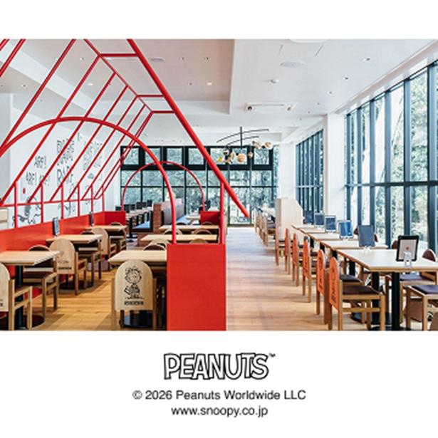 抽選で招待される「PEANUTS Cafe」イベントでは、スペシャルメニューや「スヌーピー&ベルのフォトボード」との撮影が楽しめる