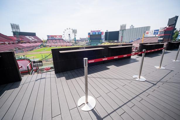 「EAGLES'NEST」には、スタジアムが一望できるウッドデッキもある