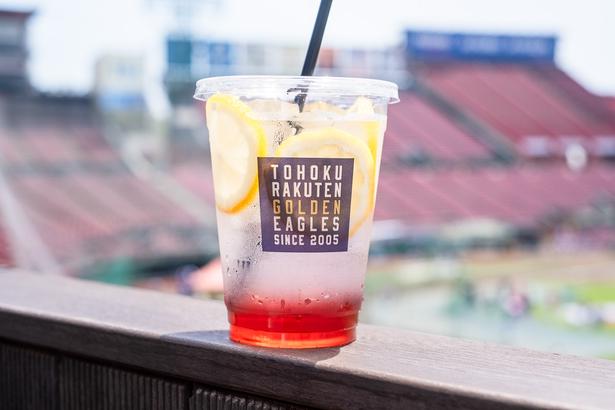 チームカラーをイメージした、スタジアム名物ドリンク。甘酸っぱいレモン味で、レモネードのほか、スカッシュ、サワー、ホットレモネードがラインナップ