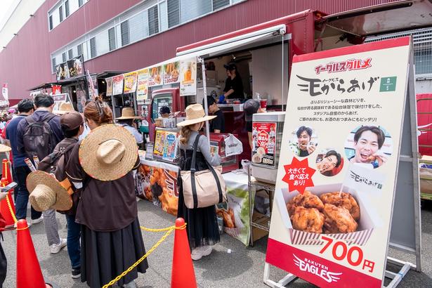仙台味噌で味付けがしてある、名物「イーグルスからあげ」は、1塁側と3塁側の外周どちらでも購入可能