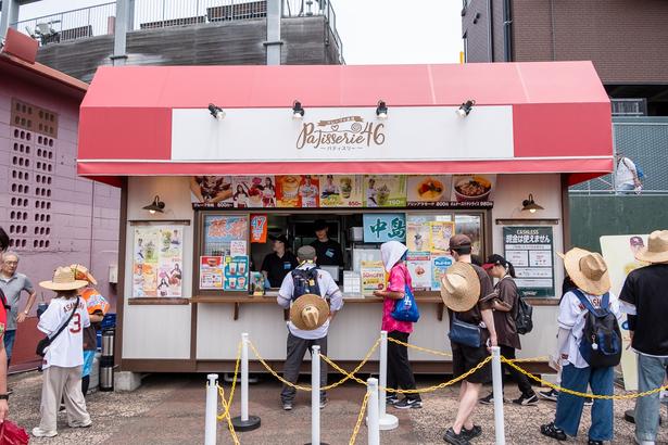 1塁側外周にある「Patisserie46」。クレープを中心としたスイーツメインの売店