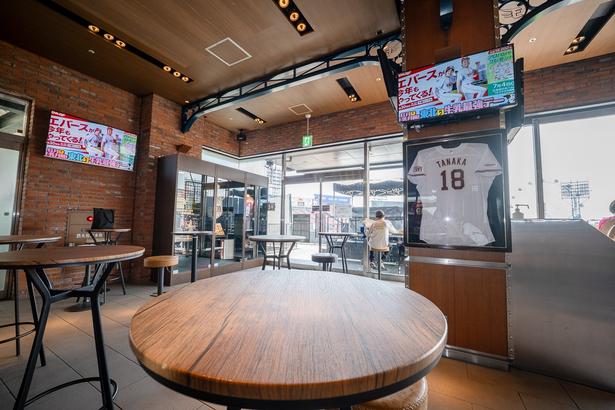 暑い日は、1塁側スタンドにある「EAGLES'NEST」がおすすめ。エアコンが効いた室内で、スタジアムの雰囲気を肌で感じながらモニター観戦もできる