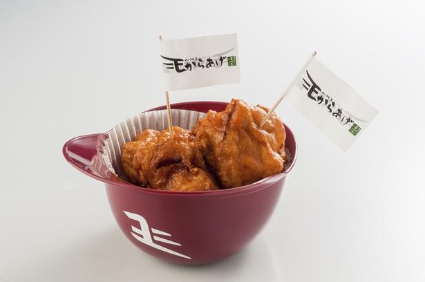 イーグルスからあげ(味工房)で販売されている「ヘルメットイーグルスからあげ」(1600円)。容器ヘルメットは持ち帰りOK