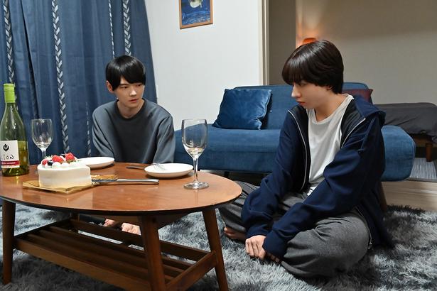 気まずそうにうつむく一良(古川雄輝)と慶伊(長野凌大)