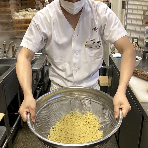茹でたあと、水で締めることで心地よい食感を生む