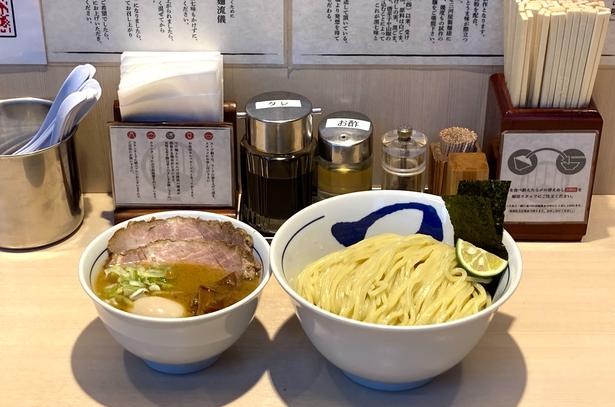 「濃厚特製つけ麺」(1370円)。最後はスープ割にできる