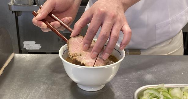 【写真】特製は文句なしのボリューム感。柔らかく味の染みたチャーシューがどっさりとのる