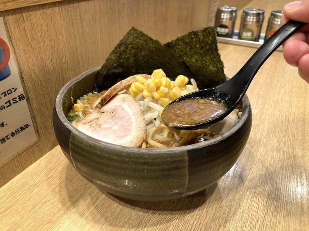 スープにはニラと香味油も。“こってり”は背脂を入れるため旨味が強い