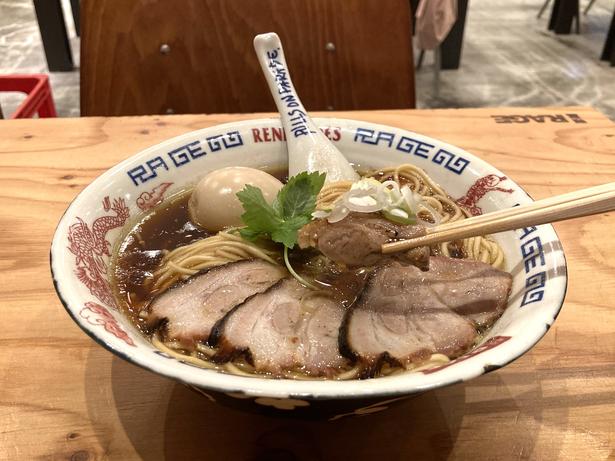スープ、チャーシューに軍鶏を使用。脂肪分が少なく、肉の味を濃く感じられる肉の特徴を存分に生かした一杯