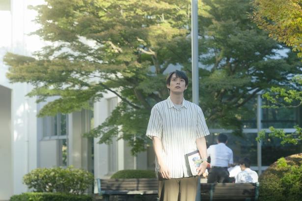 どこか彰の面影を感じさせる青年、涼(細田佳央太)