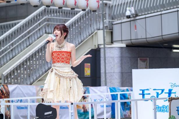 ME:I・TSUZUMI、大阪・道頓堀で「モアナと伝説の海」劇中歌を生歌唱