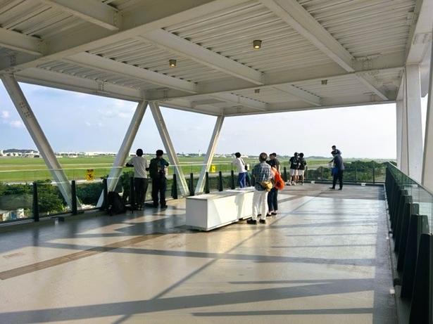 沖縄の空気を肌で感じながらも屋根がついているので安心だ 画像提供:道の駅かでな