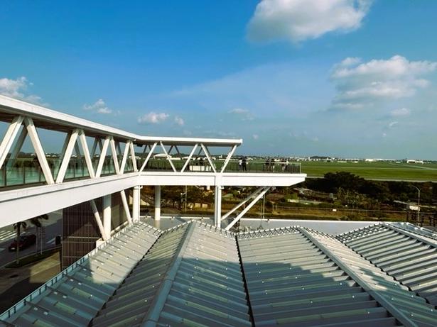 展望スペースが基地側へと伸び、せり出す構造となっている 画像提供:道の駅かでな