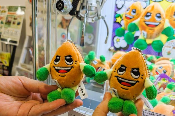 「野國いもっち」のクレーンゲームでお土産をゲット! 画像提供:道の駅かでな