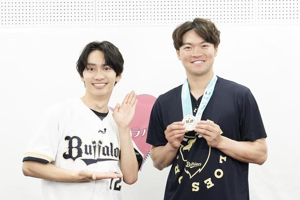 なにわ男子・藤原丈一郎(左)と山中稜真選手(右)