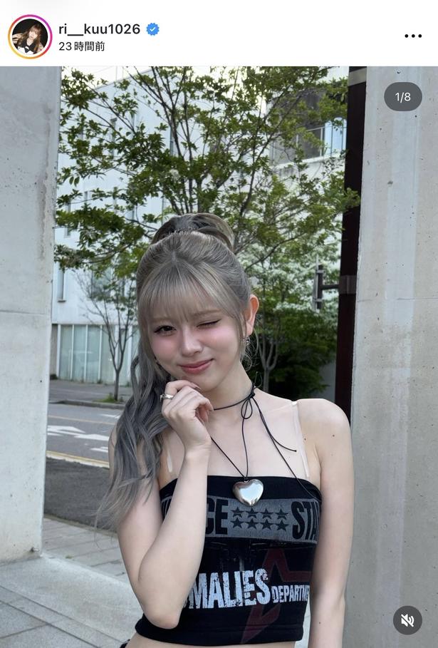 【写真】NiziU・RIKU、シルバーカラーのロングヘアとウインクが印象的なショット