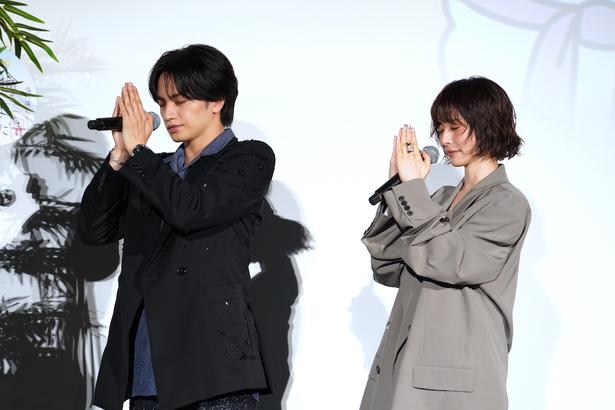 【写真を見る】短冊を飾り、手を合わせる中島健人と長濱ねる。同じタイミングで、同じ角度で息の合った動きを見せていた。