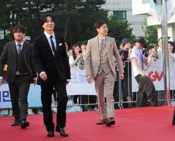 レッドカーペットを歩く重岡大毅、近藤亮太監督、原案・脚本・プロデュースを担当した岡田道尚