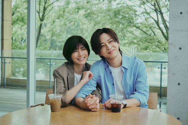 内田有紀＆寺西拓人が手繋ぎデート…コーヒーの減り具合が醸し出す二人の関係性
