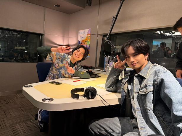 【写真を見る】WEST.の重岡大毅が演じるのは麗司(中島健人)が出演するラジオ番組の放送作家