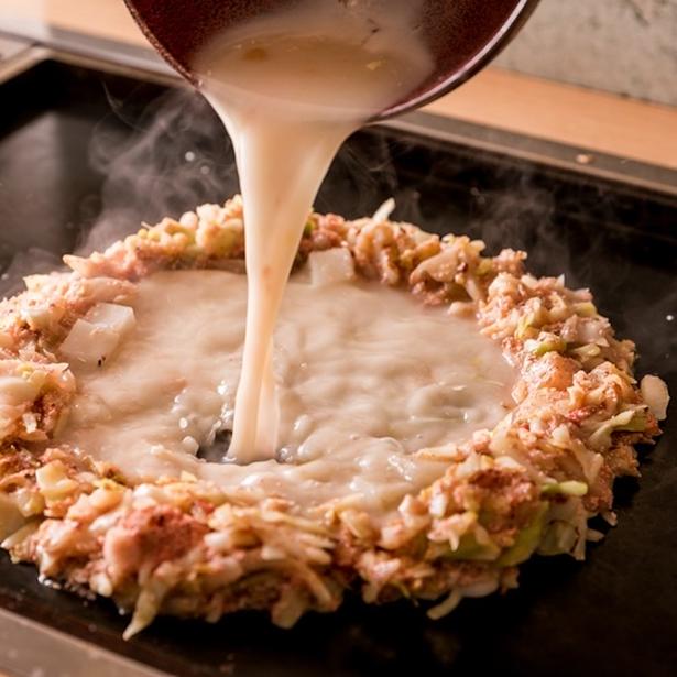 一つの鉄板を囲む楽しい時間も、もんじゃ焼きの魅力