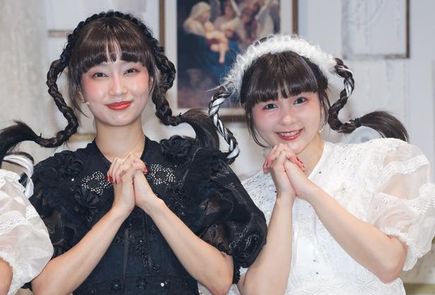 囲み取材に応じた清水くるみ、田村芽実(写真左から)