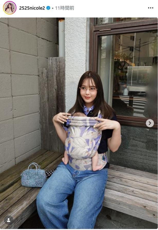 【写真】藤田二コル、白鳥柄のおしゃれ抱っこ紐が「センス抜群」と反響