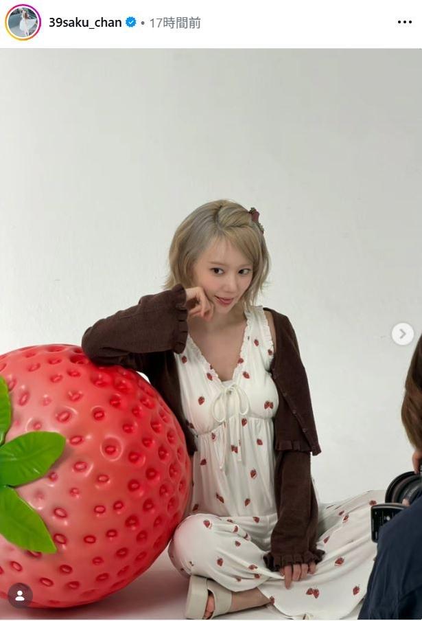 【写真】LE SSERAFIM・SAKURA、いちごがよく似合うルームウェア姿