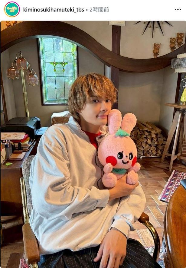 【写真】佐野勇斗、うさぎのぬいぐるみを持つショットに「かわい子ちゃんが2人」