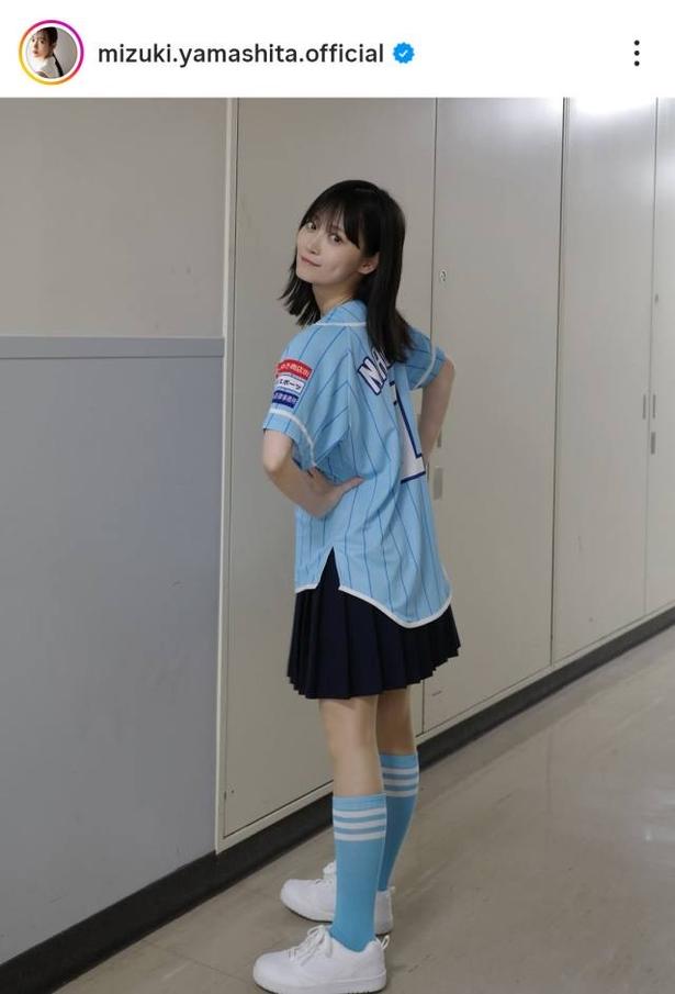 【写真】山下美月、野球ユニ&ミニスカ姿の振り向き様ショット