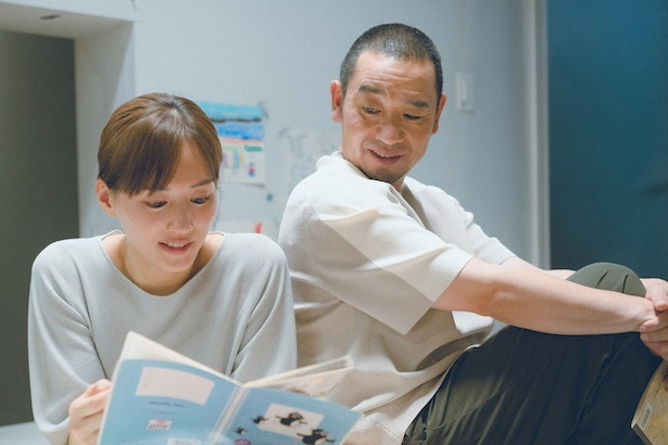 【写真】息子を亡くし、ヒューマノイドを迎え入れた音々(綾瀬はるかさん)と健介(大悟さん)の甲本夫婦 (C)2026フジテレビジョン・ギャガ・東宝・AOI Pro.